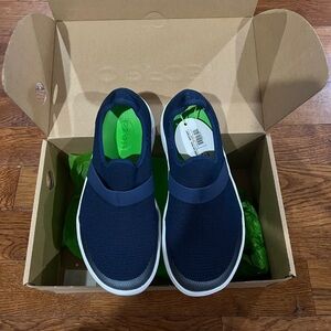 New size 9.5 OOMG Womens Low Mesh Oofos (no box)